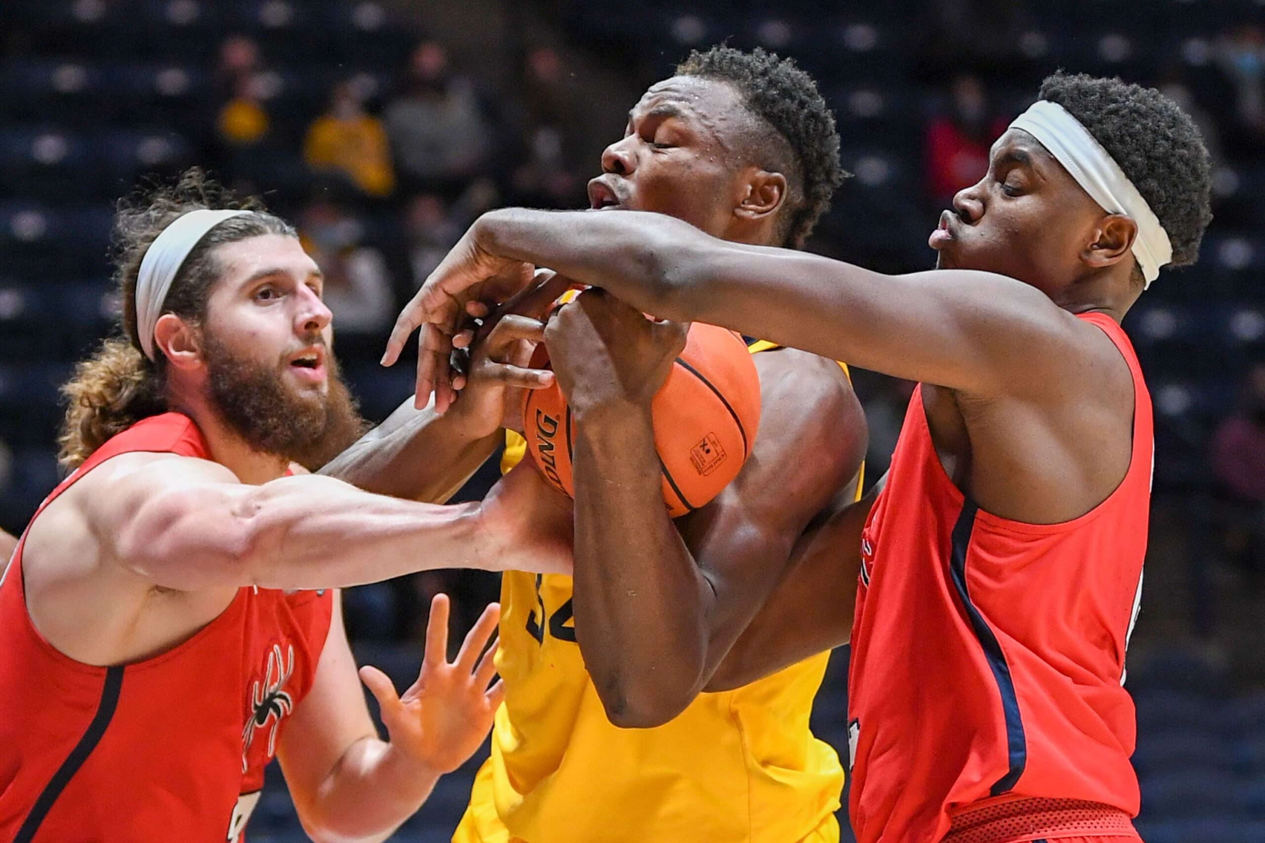 NOTEBOOK: Oscar Tshiebwe responds to challenge to play harder with 12 points and five rebounds